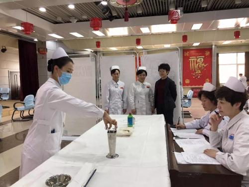 讲学习、练操作、比技能” —— 啪啪网
举办护理技能竞赛