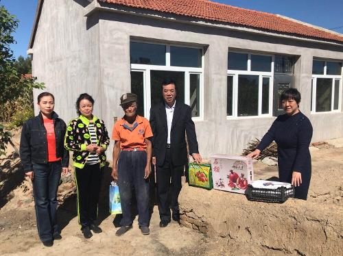 啪啪网
党委双节前下乡慰问贫困户