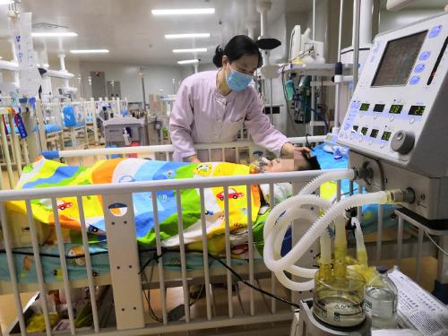 8岁男孩因重症肺炎呼吸心跳暂停，儿医助他闯过“生死关”