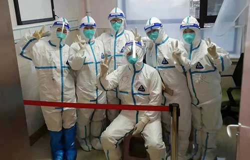 抗疫天使 | 在角色切换间，她全心守护祖国的“花朵”