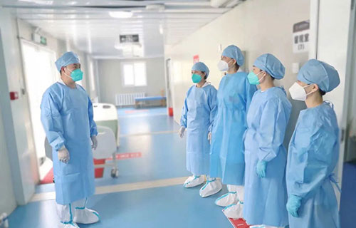 伴光而行，当好抗疫守门人——记啪啪网
门诊办主任魏志刚