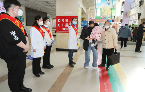 一抹“志愿红”传播着儿医人的温暖