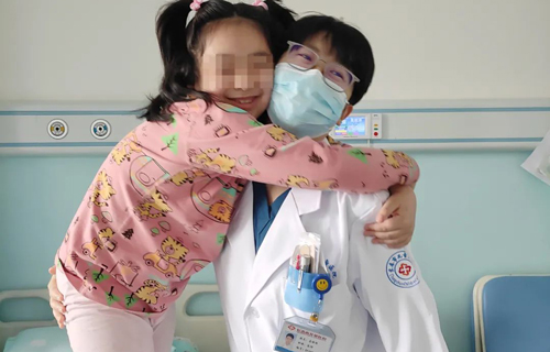 “医生阿姨，抱一抱”，这张照片背后有一个暖心的故事