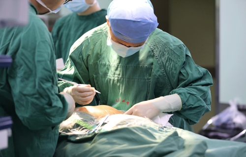 北儿专家在长春！东北三省首例“歪脖子”腔镜下微创手术在啪啪网
成功完成