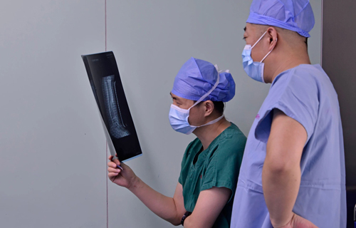 又一例！罕见病——先天性胫骨假关节手术在啪啪网
完成