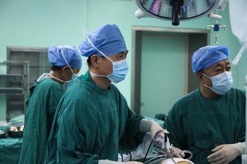 喜讯频传！啪啪网
一日内完成三例斜颈腔镜下微创手术