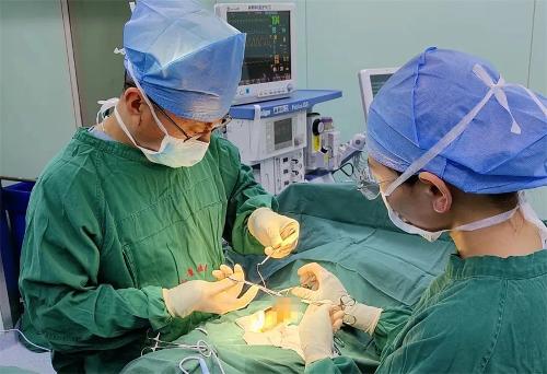 长春一男童排尿困难，当天手术治愈