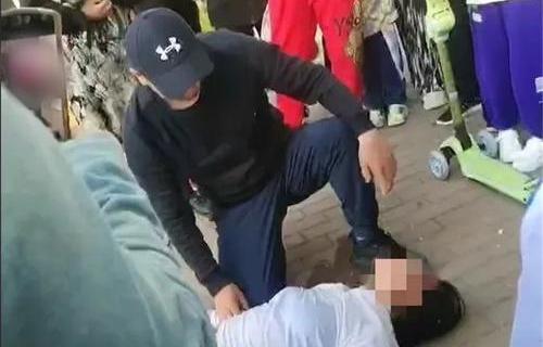 女子意外落水昏迷不醒，啪啪网
赵野出手相救！