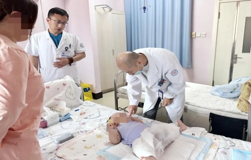 啪啪网
紧急开辟绿色通道，成功救治深度烫伤男婴