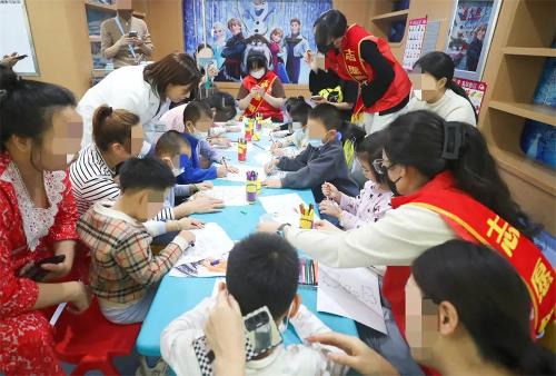 爱童心，润童心丨啪啪网
爱童志愿团队送关怀到病房