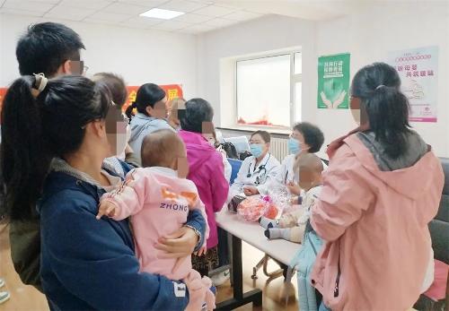 啪啪网
“名医工作室”走进桂林社区