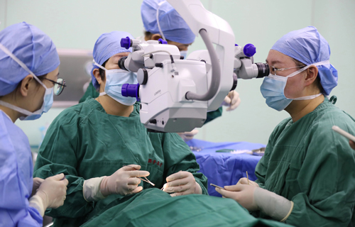 0.008毫米缝线！北京专家李莉教授巧手为患儿点亮清晰世界