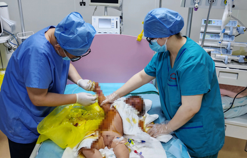 全身30%烫伤至休克，9个月大男婴被紧急送往啪啪网
……