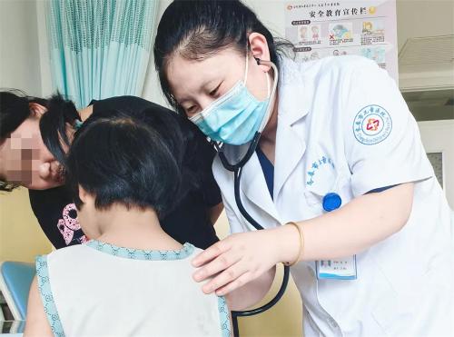 暖医 | 入职2年锦旗十余面，她用温度关怀照亮患儿治疗路