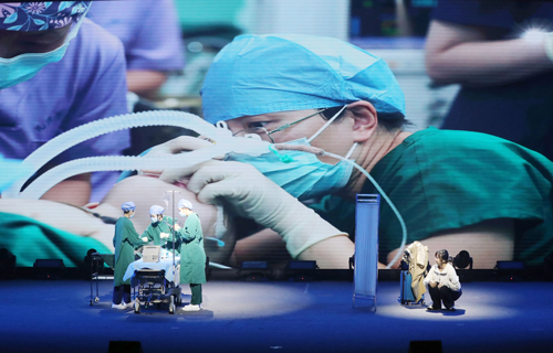 思政舞台传大爱，医者匠心暖童心